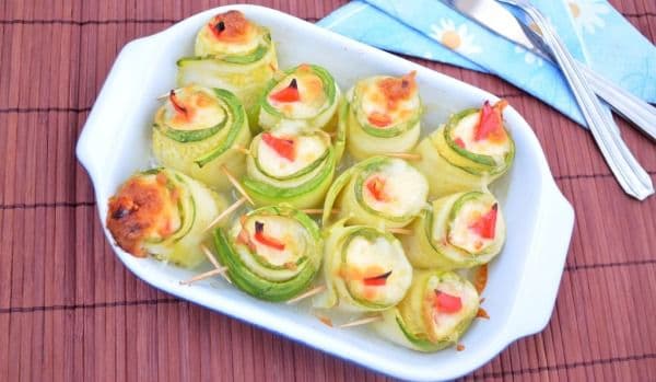 Rulouri de dovlecei cu brânză, la cuptor