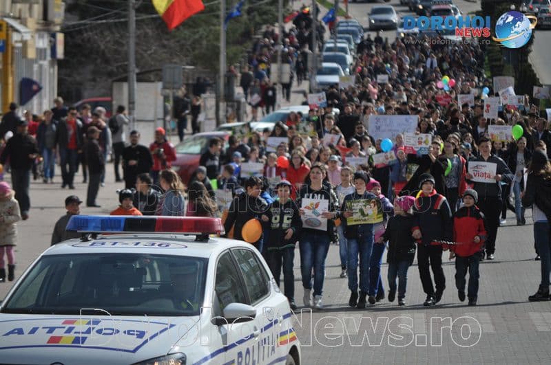 Sute de persoane au participat la „Marșul pentru viață” organizat la Dorohoi - FOTO 