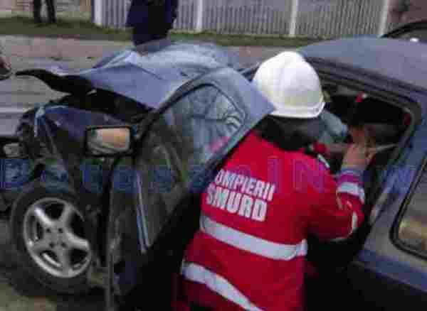 Accident grav la Dersca! Trei persoane rănite după ciocnirea a două mașini