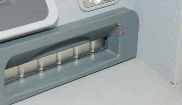 Atenţie când tastaţi pinul la bancomate! Hoţii folosesc camere de dimensiunea unui vârf de ac