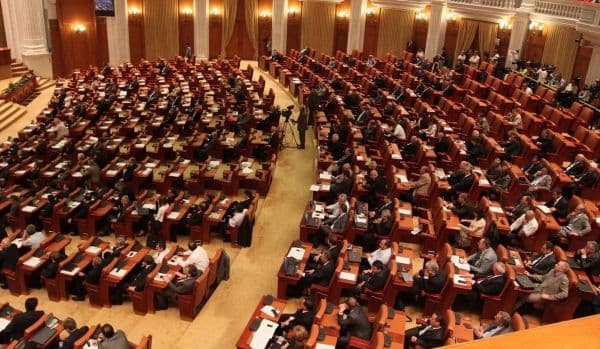 Parlamentarii își pot reangaja rudele și prietenii cu care au colaborat. Iohannis a semnat decretul!