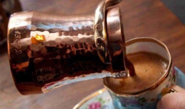 Toarnă o linguriță de apă rece în cafeaua proaspătă și așteaptă 30 de secunde. Efectul e uimitor!