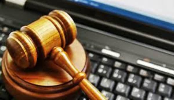 Un bărbat trebuie să-i dea 15.000 de lei unui polițist pe care l-a jignit pe Faceboook