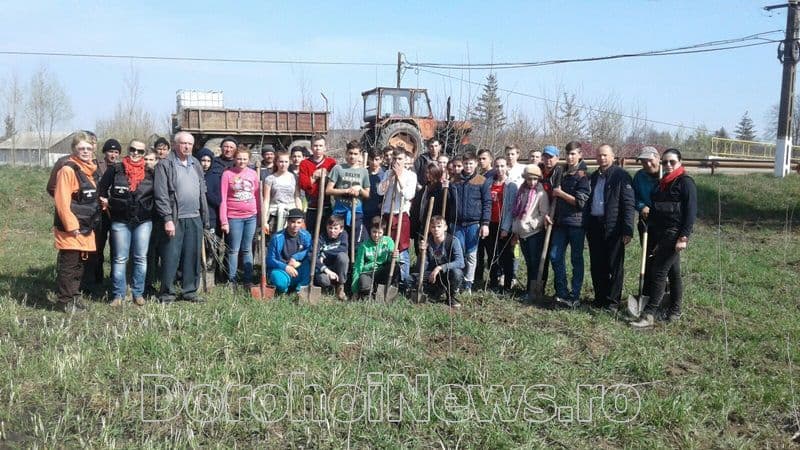 Acțiune de plantare a 200 de pomi în parcul de la Școala Primară „Victor Isăceanu” Pădureni – FOTO