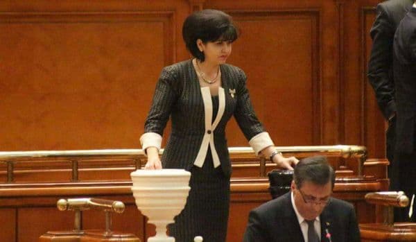 Parlamentul a adoptat legea promovată de Liviu Pop și Doina Federovici privind masa și cazarea gratuită pentru elevii din învățământul tehnic și profe