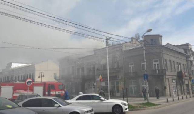 Acoperiș distrus de un coș de fum deteriorat. Proprietara unei locuințe a suferit un atac de panică!