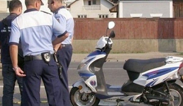 Prins în trafic cu mopedul neînregistrat și fără permis