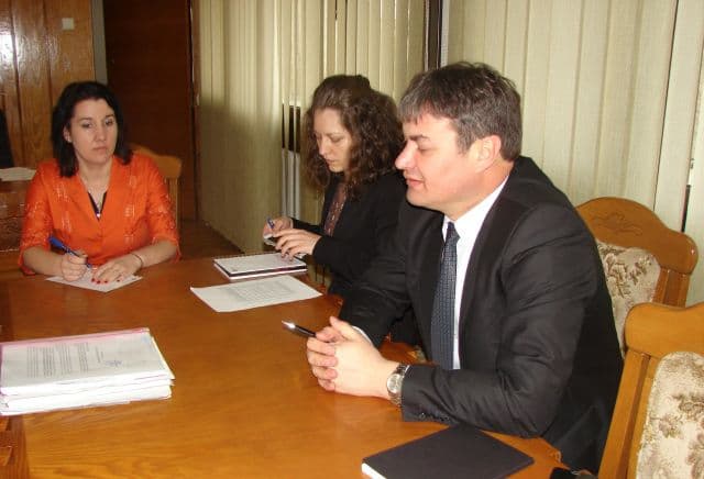 Primarul comunei Prăjeni, invitat de prefect să explice situaţia din comună după ce mai mulţi locuitori s-au plâns de licitaţiile cu pământuri