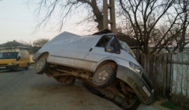 Fetiță de 5 ani în stare gravă, după ce fratele ei a furat mașina și a produs un accident - VIDEO