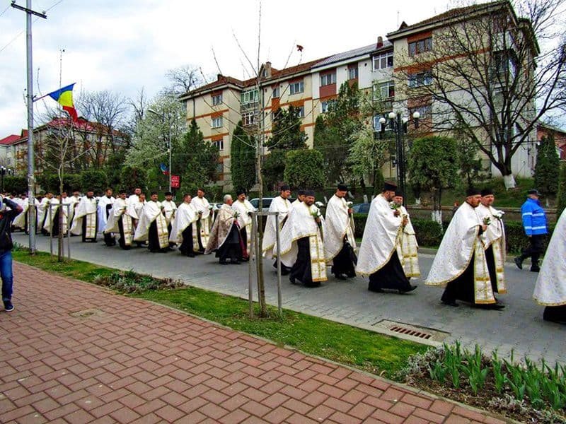 Sărbătoarea Floriilor, marcată la Dorohoi printr-o procesiune la care au participat sute de oameni - FOTO