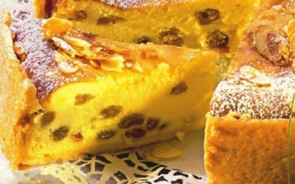 Pască tradiţională de Paşte cu brânză dulce de vacă şi stafide