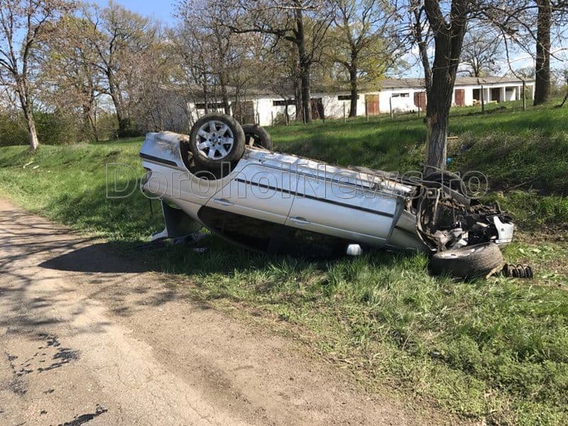 Accident la ieșirea din Dorohoi! A luat plăcuţele de înmatriculare şi a abandonat BMW-ul răsturnat pe câmp - FOTO