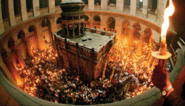 S-a aprins Lumina Sfântă la Ierusalim. De ce intră Patriarhul în mormânt cu 33 de lumânări