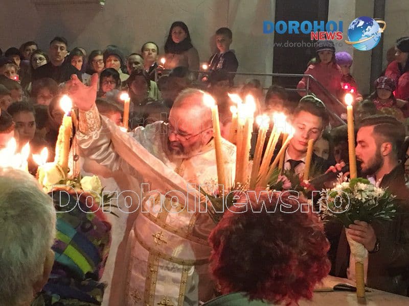 Sfânta Lumină primită de miile de dorohoieni prezenți la slujba de Înviere la Bisericile din Dorohoi – FOTO|VIDEO