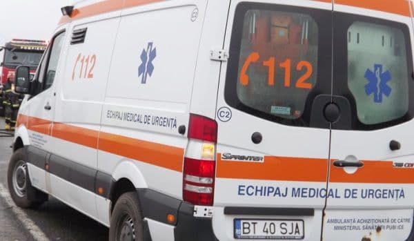 Tânăr transportat la Spitalul Municipal Dorohoi după ce a lovit un parapet din beton