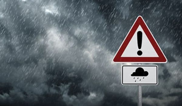 ANM a prelungit avertizările de precipitaţii şi vânt, urmează Cod portocaliu de ninsori