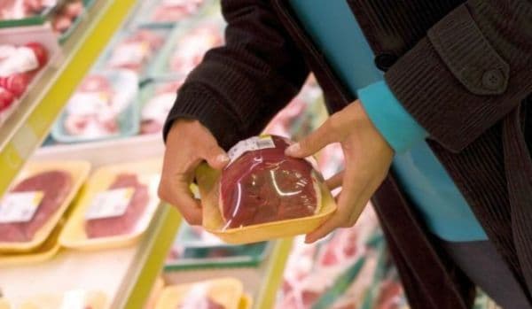 Carne expirată, confiscată de jandarmi dintr-un magazin mixt
