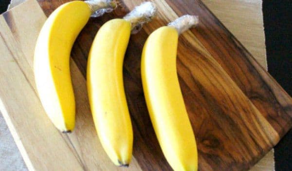 Leagă cozile bananelor cu folie alimentară. Efectul este uimitor