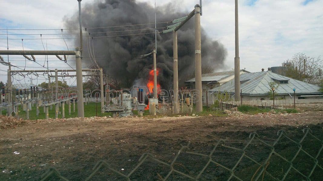 Explozii în lanț, în municipiul Botoșani, la mai multe transformatoare electrice - FOTO