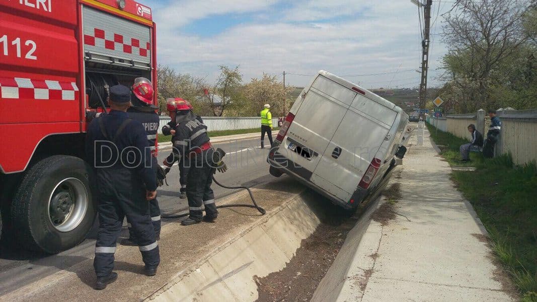 Accident pe drumul Botoşani – Suceava. Un șofer a ajuns la spital după ce un alt autoturism i-a ieșit în față - FOTO