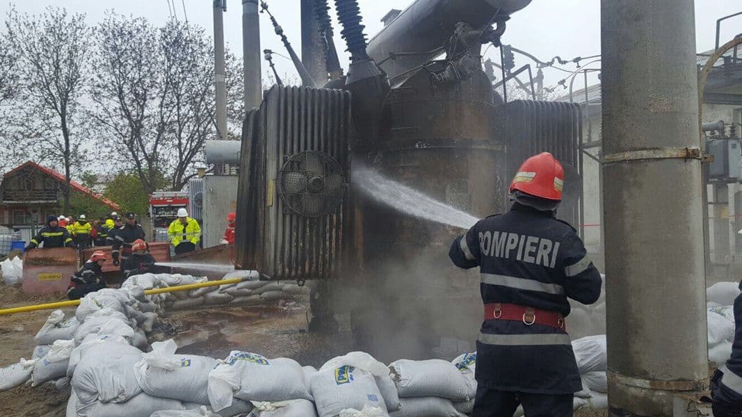 Intervenția pompierilor botoșăneni s-a încheiat! Transformatorul a fost răcit - FOTO