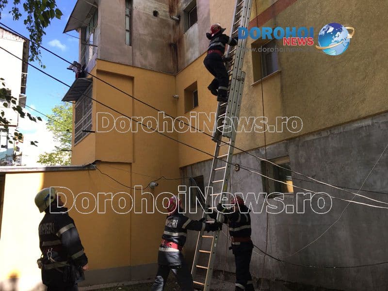 Persoane blocate într-un apartament din Dorohoi! Pompierii au intervenit pe geam pentru deblocare - FOTO