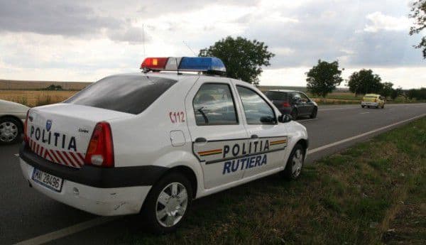 A intrat cu tractorul direct într-o mașină parcată. Șoferul era beat şi nu avea permis de conducere!