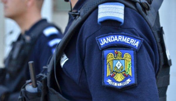 Laptop uitat pe o bancă, restituit de jandarmi