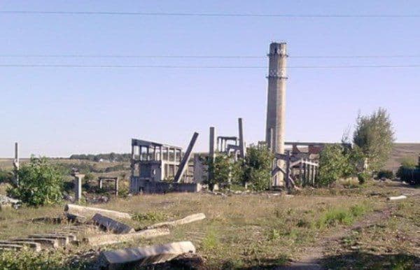 Fată de 12 ani blocată pe ruinele fostei fabrici IMUG din Dorohoi. Pompierii chemați pentru a o coborî