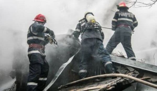 Aproape două ore s-au luptat pompierii dorohoieni pentru a salva de flăcări o vilă din Dersca!
