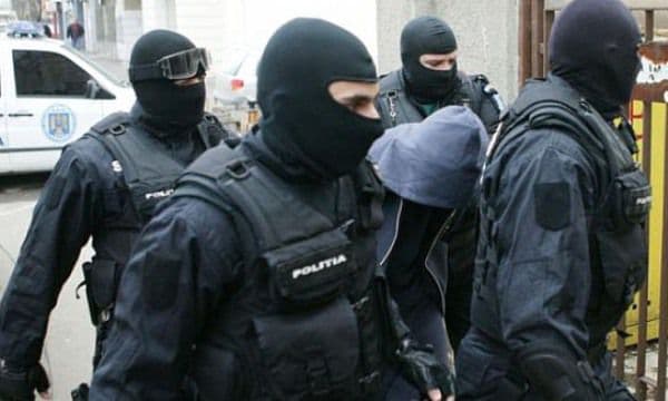 Percheziţii la locuinţele unor persoane bănuite de comiterea unei infracţiuni de tâlhărie calificată