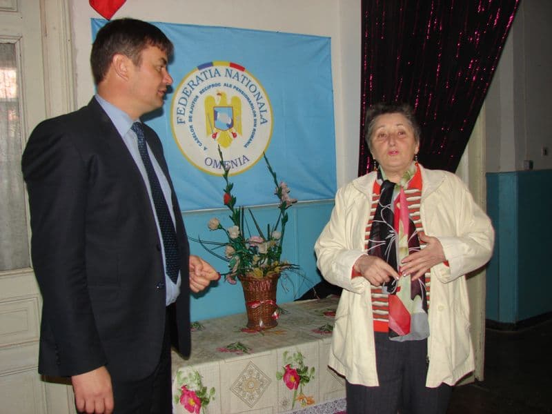 Prefectul judeţului, în vizită la pensionari - FOTO