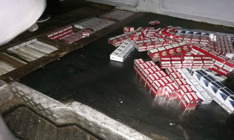 Autoturisme „blindate” cu ţigări de contrabandă depistate de polițiștii de frontieră dorohoieni - FOTO