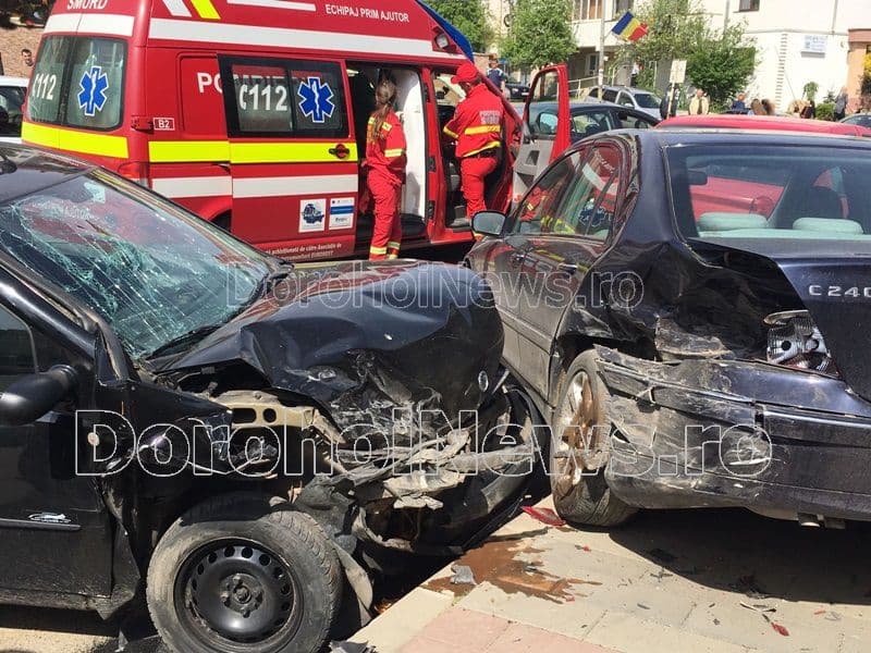 Autoturisme avariate după ce un șofer a scăpat mașina de sub control pe strada Spiru Haret din Dorohoi - FOTO
