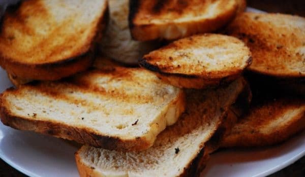 Obişnuieşti să mănânci pâine prăjită? Iată ce se întâmplă în corpul tău când o consumi