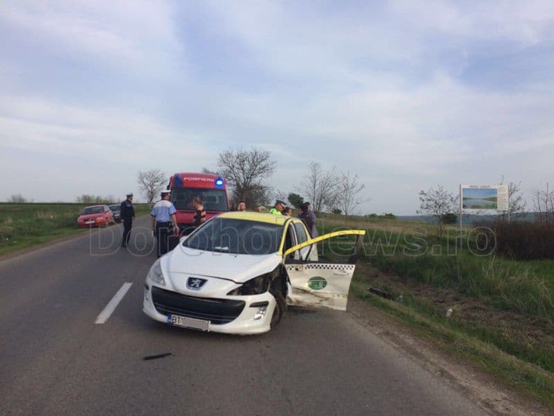 Grav accident rutier. O maşină a zburat peste un gard viu după un impact violent cu un alt autoturism - FOTO