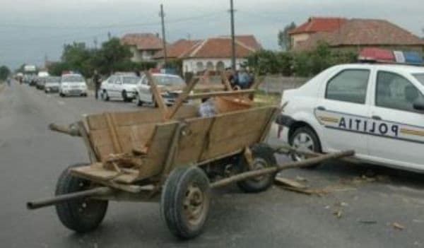 Accident grav! O femeie a ajuns în stare gravă la spital după ce un microbuz a lovit o căruță!