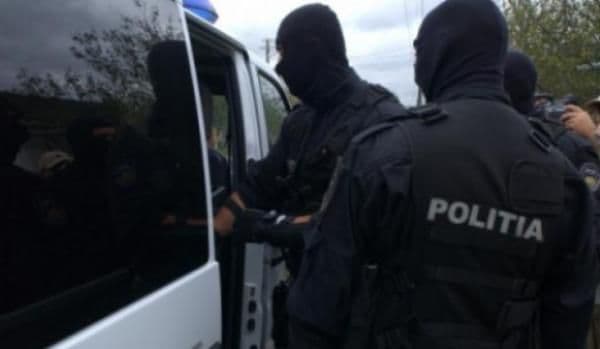 Percheziţii la locuinţa unui tânăr bănuit de comiterea unei infracţiuni de furt