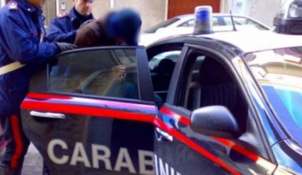 Jaf halucinant! Doi români au furat o maşină cu tot cu poliţist în Italia!