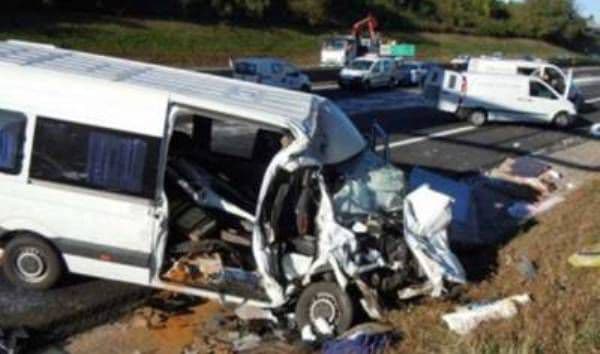 Opt români, răniţi într-un grav accident rutier, în Austria. În microbuz se aflau 18 români