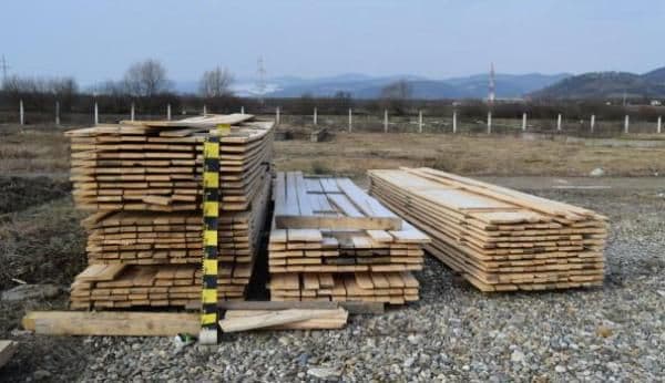 Material lemnos fără documente de provienienţă, confiscat de poliţişti