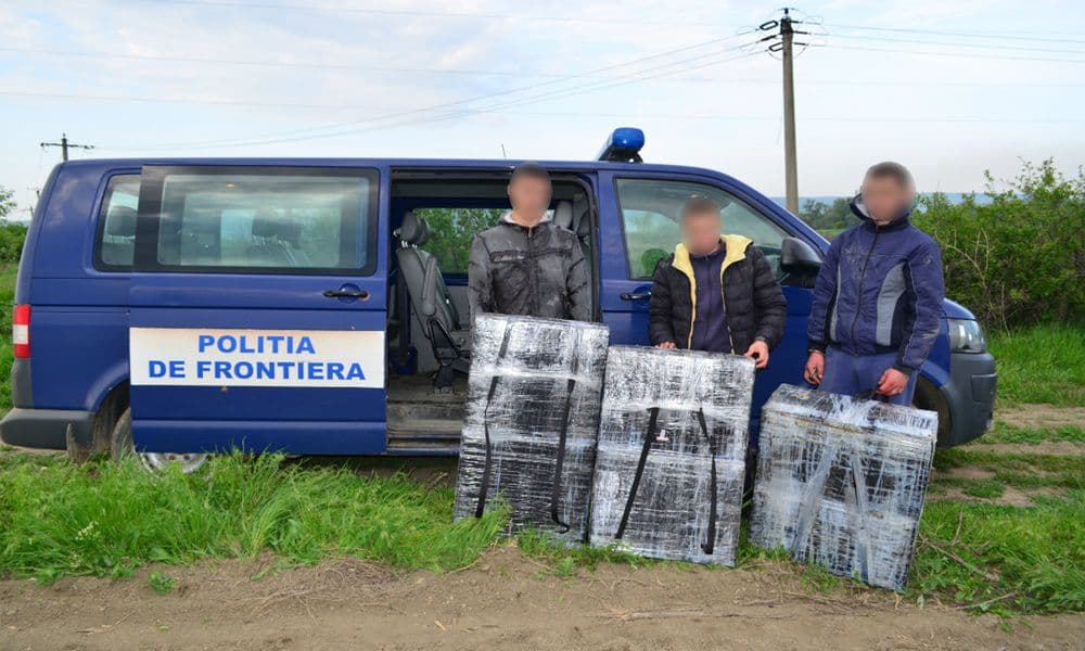 Trei tineri au trecut peste râul Prut mii de pachete de țigări, folosind o saltea pneumatica și vâslind cu farfurii din plastic