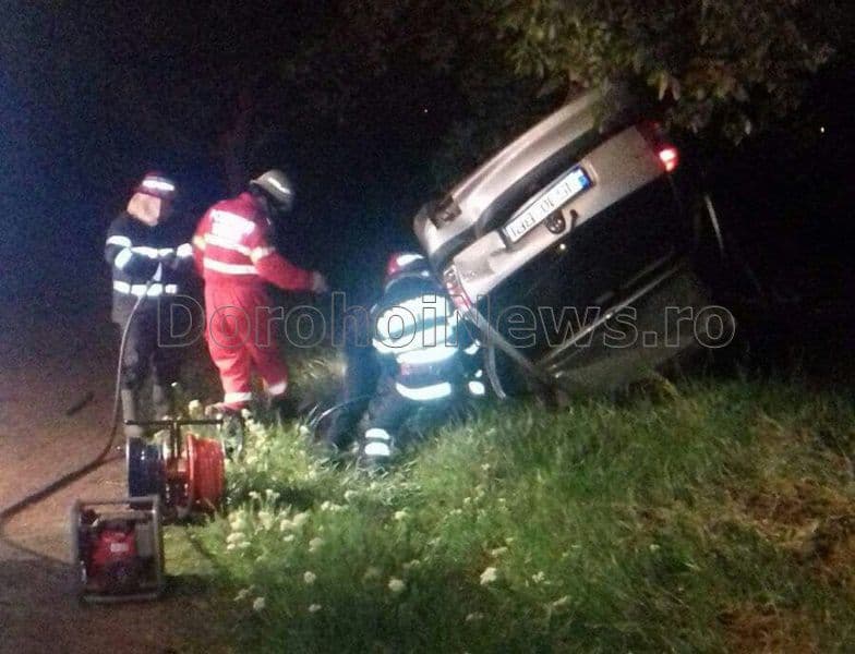 Accident rutier mortal! Un tânăr a murit după ce s-a înfipt cu mașina într-un copac - FOTO