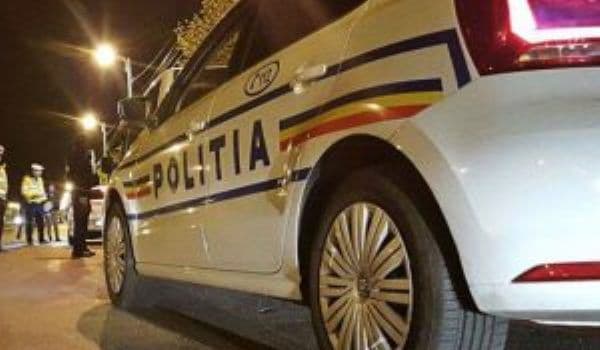 Inconștiență la volan! Băut şi fără permis, a condus un tractor şi a lovit o mașină parcată!