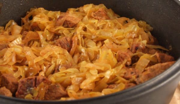 Mâncare de varză acră cu carne de porc