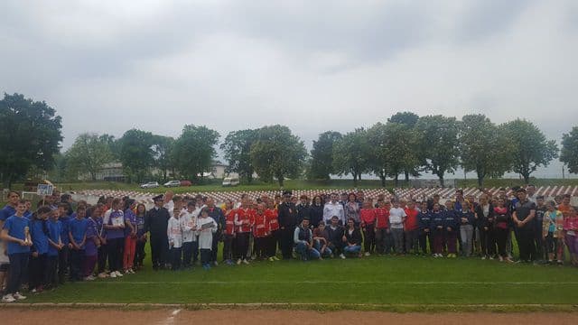 Peste 100 de copii s-au întrecut, astăzi, pe stadionul „1 Mai” din Dorohoi pentru trofeul „Prietenii Pompierilor” - FOTO