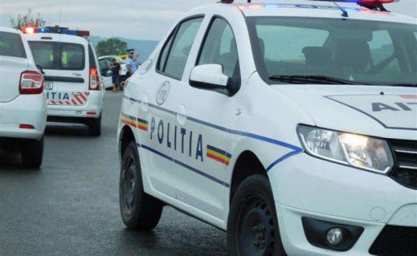 Tânăr cercetat de polițiști după ce a provocat un accident cu trei victime