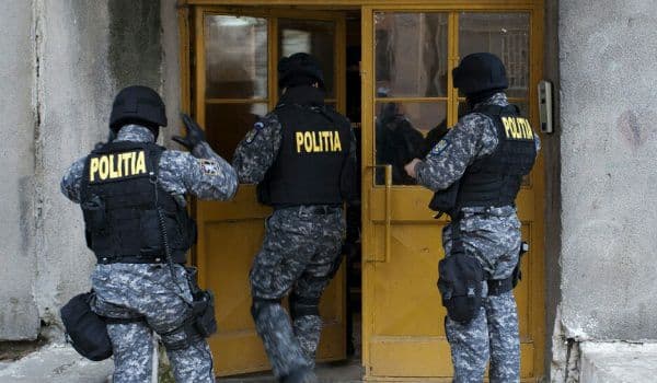 Percheziţii ale procurorilor DIICOT la Dorohoi, la locuinţele unor suspecţi de trafic cu etnobotanice