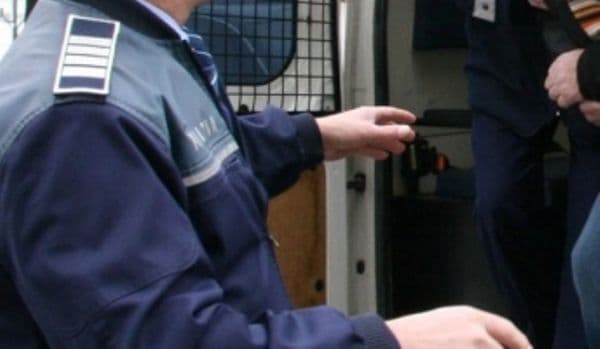 Hoți prinși după ce au sustras peste 6 mii lei dintr-o gospodărie