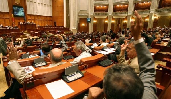 Regimul incompatibilităţii aleşilor locali a fost modificat la solicitarea preşedintelui Iohannis